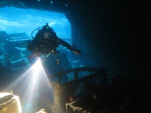 Diver_exploreing_werck